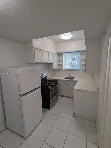 220 Collins Ave 4B, Miami Beach, FL 33139