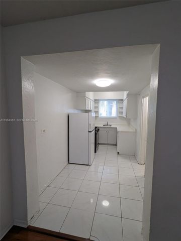 220 Collins Ave 4B, Miami Beach, FL 33139