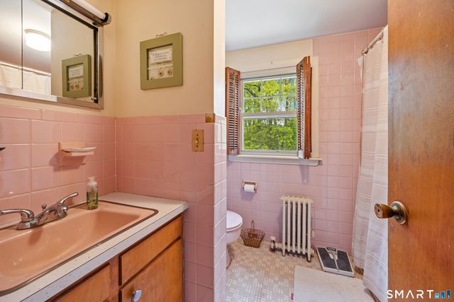 27 Theroux Avenue, Waterbury, CT 06708