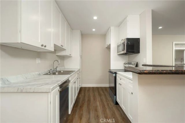 5320 Zelzah Avenue 201, Encino, CA 91316