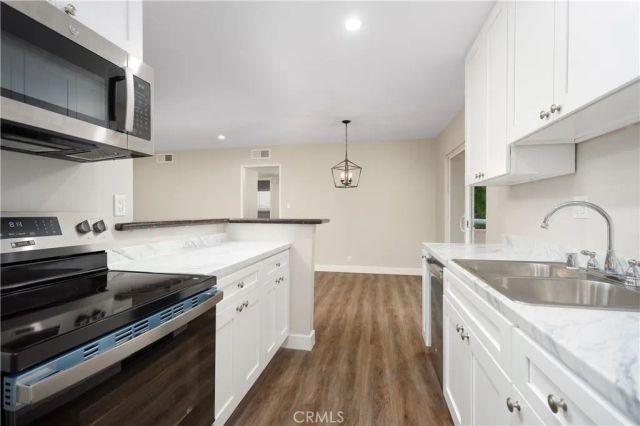 5320 Zelzah Avenue 201, Encino, CA 91316