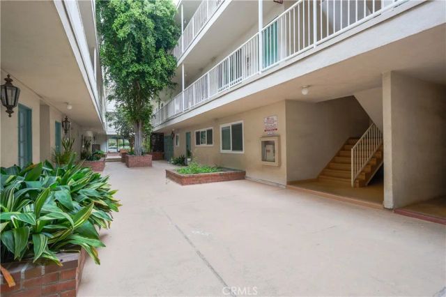 5320 Zelzah Avenue 201, Encino, CA 91316