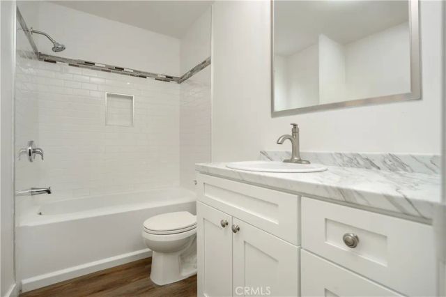5320 Zelzah Avenue 201, Encino, CA 91316
