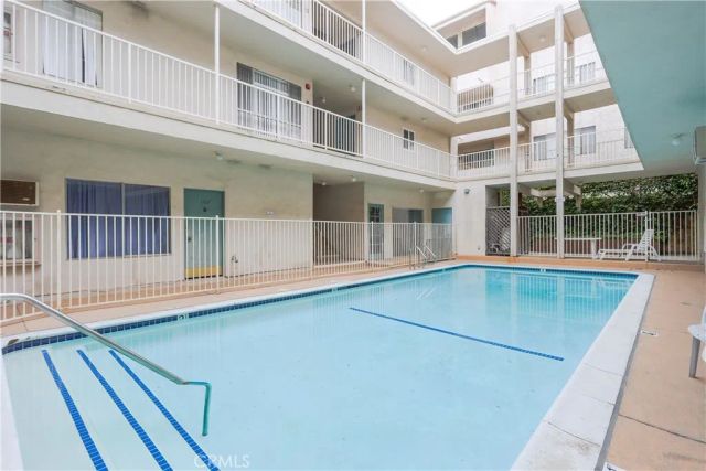 5320 Zelzah Avenue 201, Encino, CA 91316