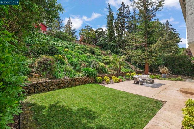 425 Roanoke Dr, Martinez, CA 94553