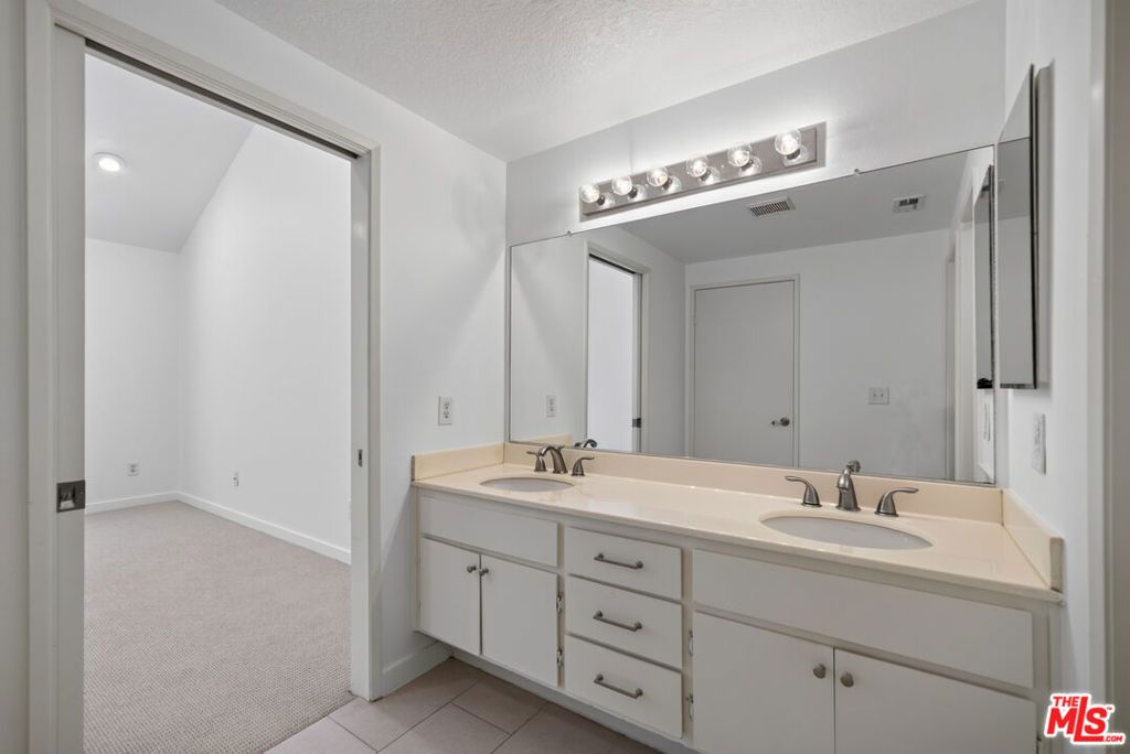 Image 14 of property listing at 24119 Del Monte Drive 56, Santa Clarita, CA 91355
