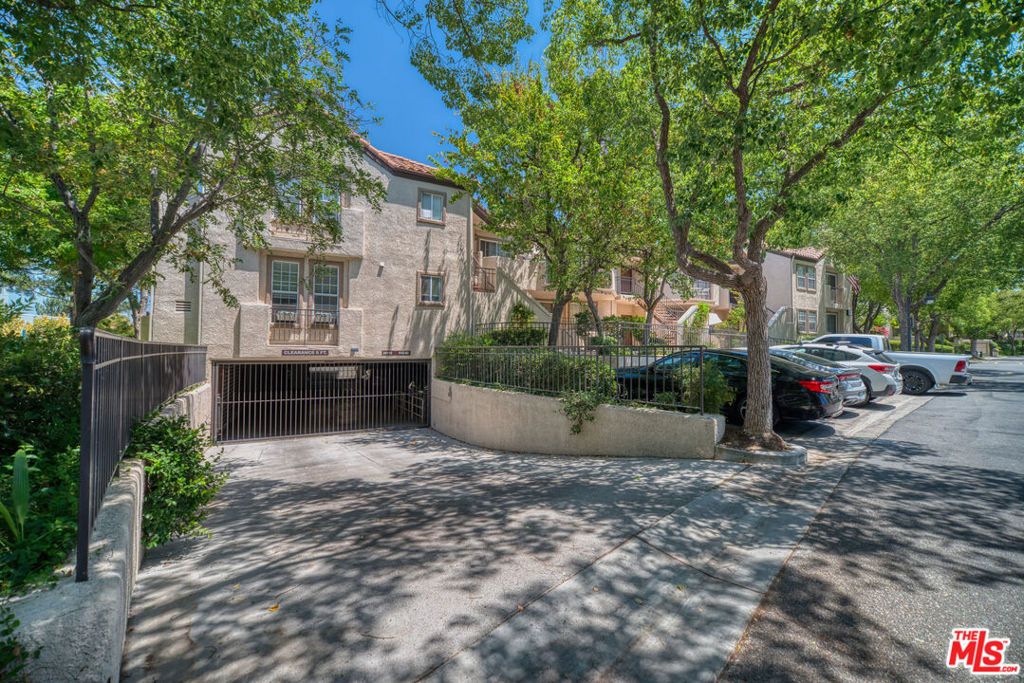 Image 24 of property listing at 24119 Del Monte Drive 56, Santa Clarita, CA 91355