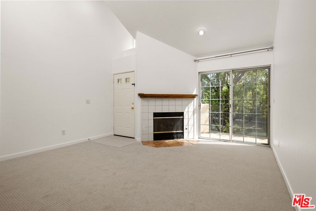 Image 4 of property listing at 24119 Del Monte Drive 56, Santa Clarita, CA 91355