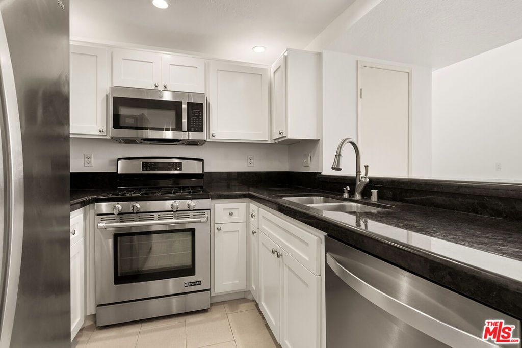 Image 7 of property listing at 24119 Del Monte Drive 56, Santa Clarita, CA 91355