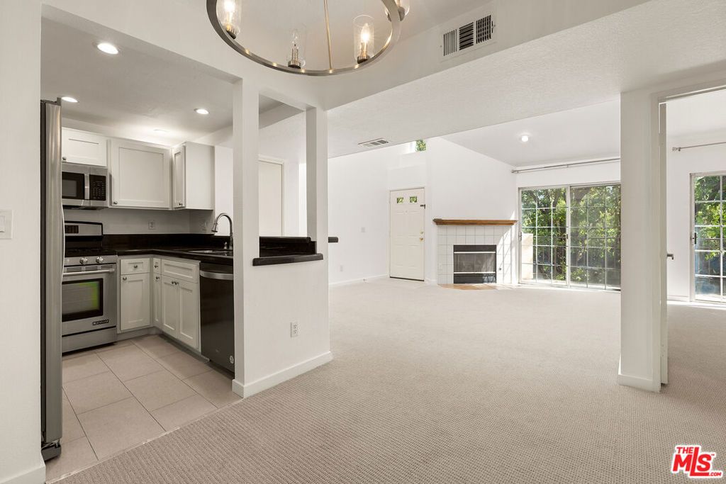 Image 8 of property listing at 24119 Del Monte Drive 56, Santa Clarita, CA 91355
