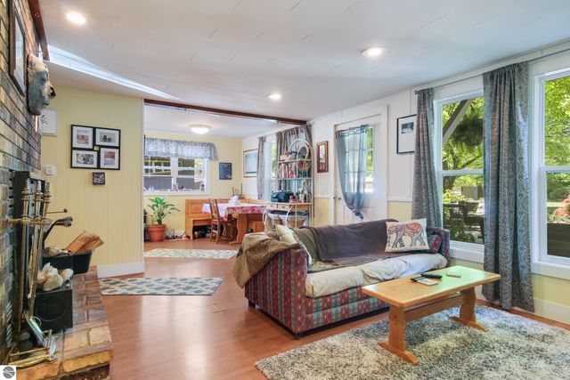 6033 Aarwood Road, Rapid City, MI 49676