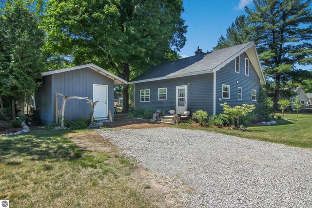 6033 Aarwood Road, Rapid City, MI 49676