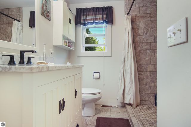 6033 Aarwood Road, Rapid City, MI 49676