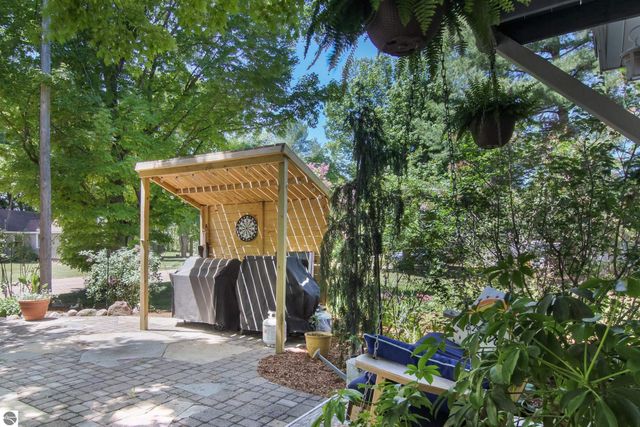 6033 Aarwood Road, Rapid City, MI 49676