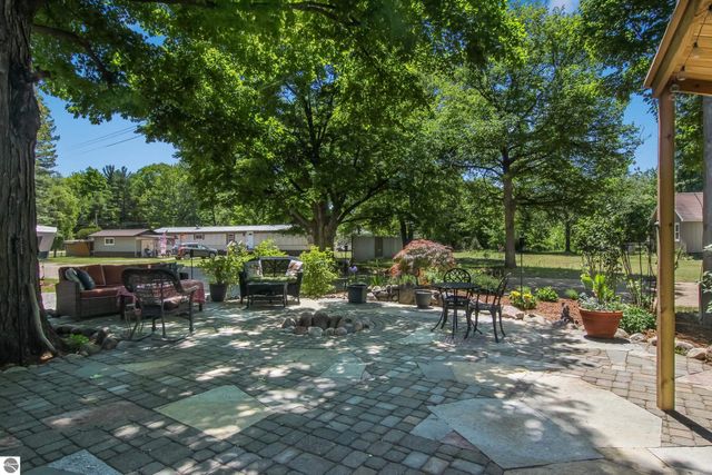 6033 Aarwood Road, Rapid City, MI 49676