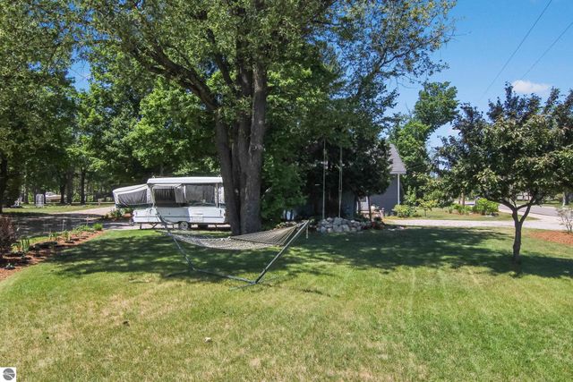 6033 Aarwood Road, Rapid City, MI 49676