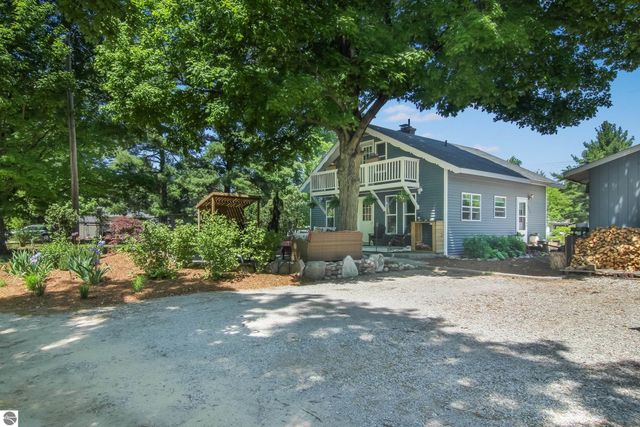 6033 Aarwood Road, Rapid City, MI 49676