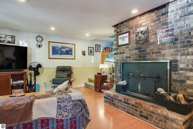 6033 Aarwood Road, Rapid City, MI 49676