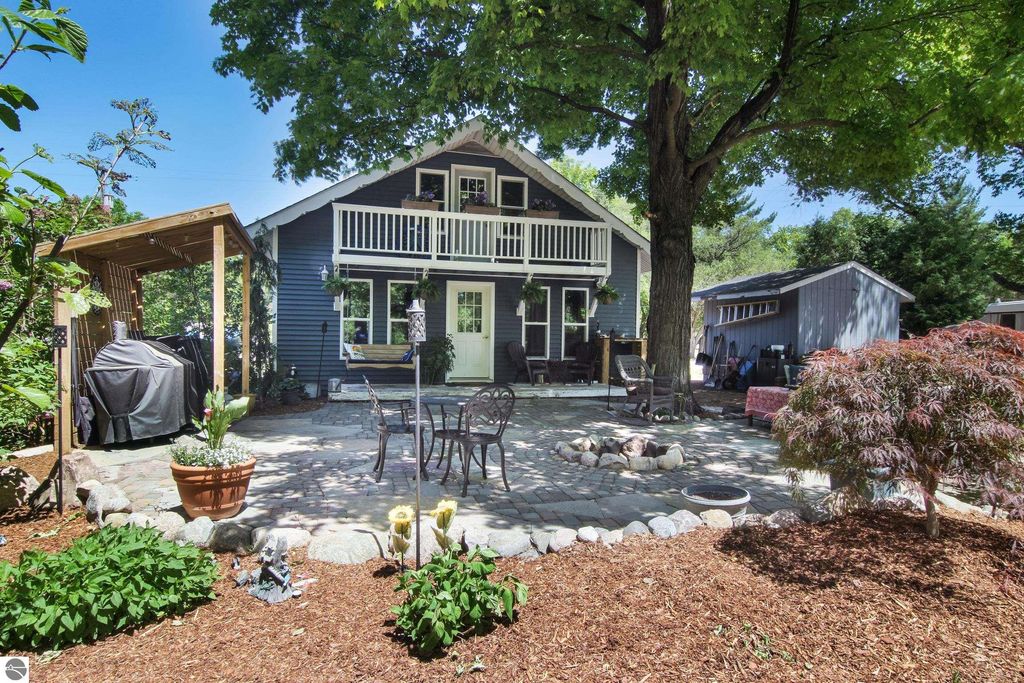 6033 Aarwood Road, Rapid City, MI 49676