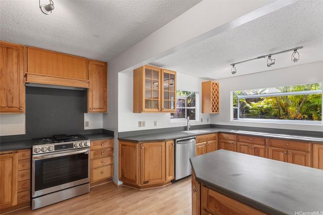 98-1528 Kaonohi Street, Aiea, HI 96701