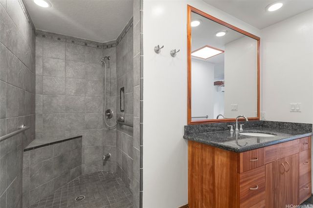 98-1528 Kaonohi Street, Aiea, HI 96701