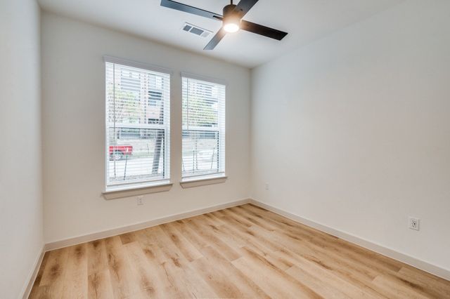 512 N Ewing Avenue 212, Dallas, TX 75203