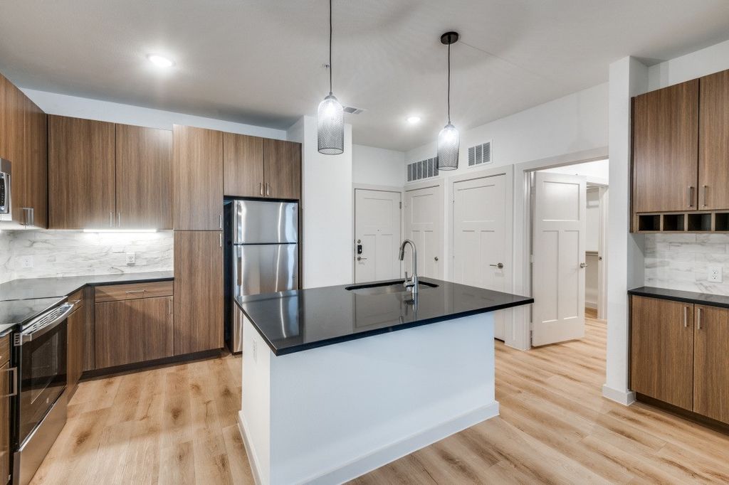 512 N Ewing Avenue 212, Dallas, TX 75203