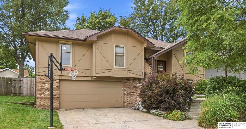 15183 T St, Omaha, NE 68137