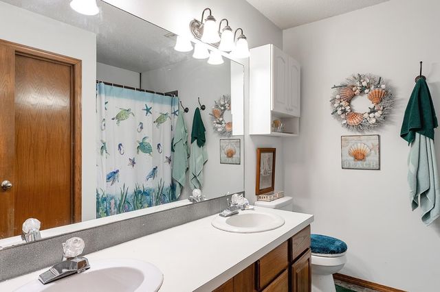 1613 E Horizon Dr, Derby, KS 67037