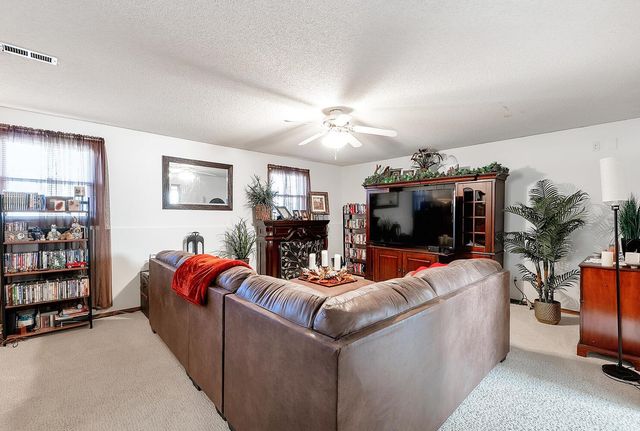 1613 E Horizon Dr, Derby, KS 67037
