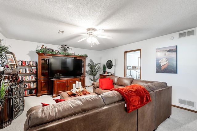 1613 E Horizon Dr, Derby, KS 67037