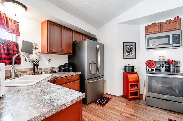 1613 E Horizon Dr, Derby, KS 67037