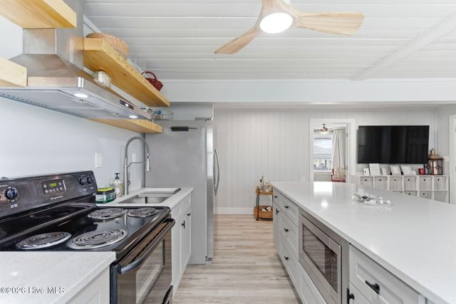 415 Carolina Beach Avenue N, Carolina Beach, NC 28428
