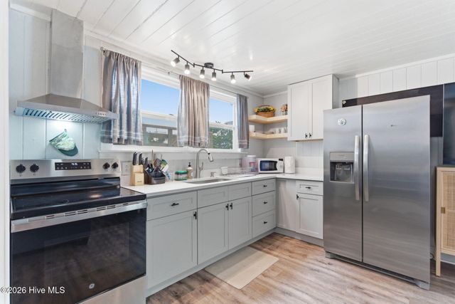 415 Carolina Beach Avenue N, Carolina Beach, NC 28428