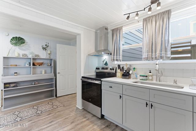 415 Carolina Beach Avenue N, Carolina Beach, NC 28428