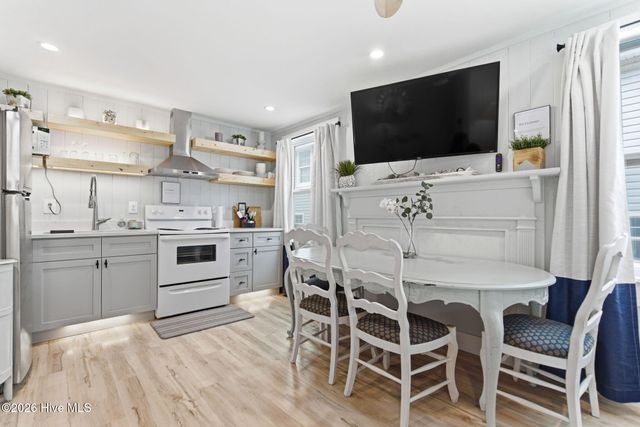 415 Carolina Beach Avenue N, Carolina Beach, NC 28428