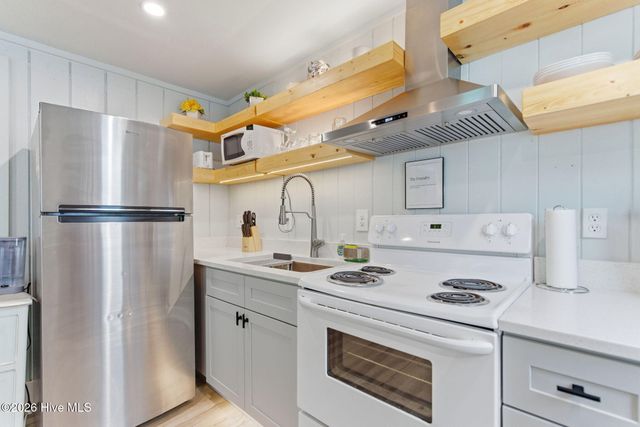 415 Carolina Beach Avenue N, Carolina Beach, NC 28428