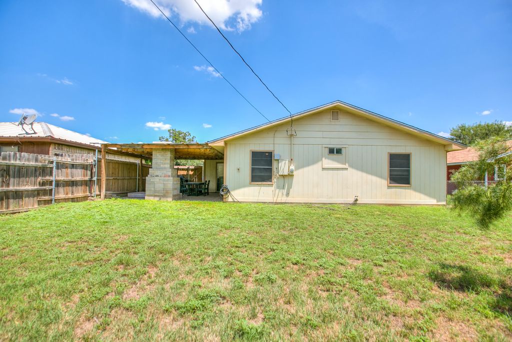 Image 27 of property listing at 901 E 42nd Street, San Angelo, TX 76903