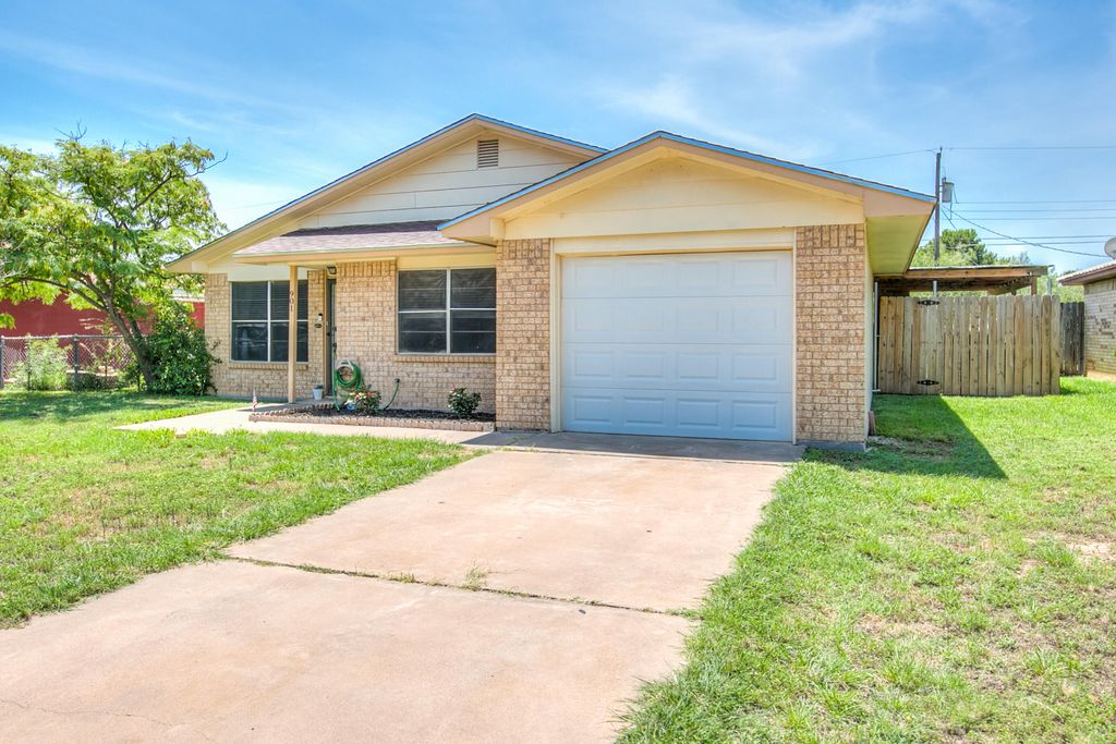 Image 4 of property listing at 901 E 42nd Street, San Angelo, TX 76903