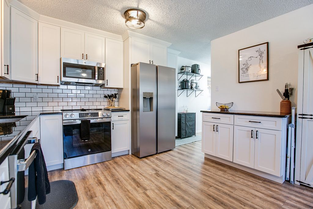 Image 9 of property listing at 901 E 42nd Street, San Angelo, TX 76903
