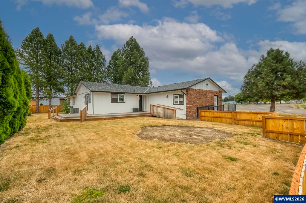 Image 1 of property listing at 1656 NE McDaniel Ln, Mcminnville, OR 97128
