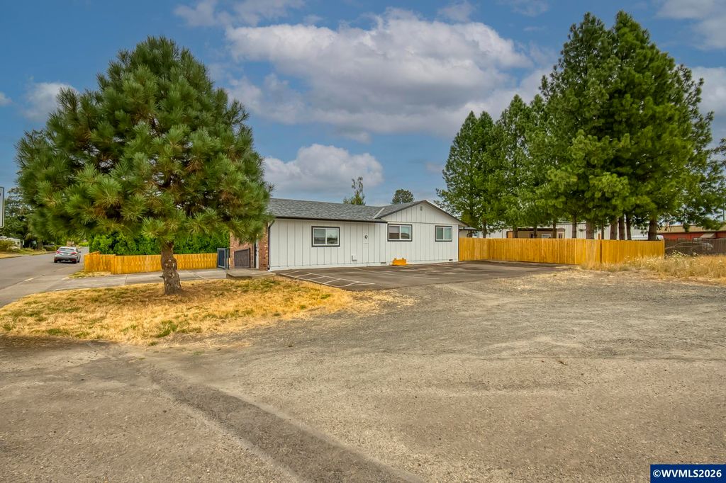 Image 26 of property listing at 1656 NE McDaniel Ln, Mcminnville, OR 97128
