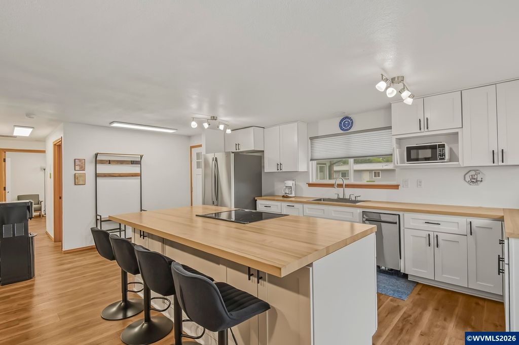 Image 3 of property listing at 1656 NE McDaniel Ln, Mcminnville, OR 97128