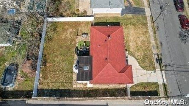 916 N Clinton Avenue, Lindenhurst, NY 11757