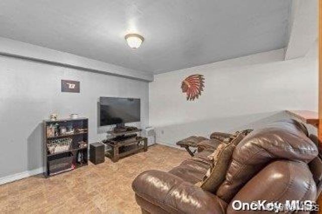 916 N Clinton Avenue, Lindenhurst, NY 11757