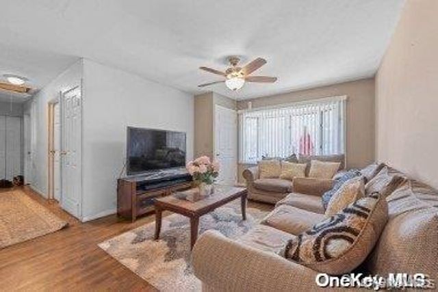 916 N Clinton Avenue, Lindenhurst, NY 11757