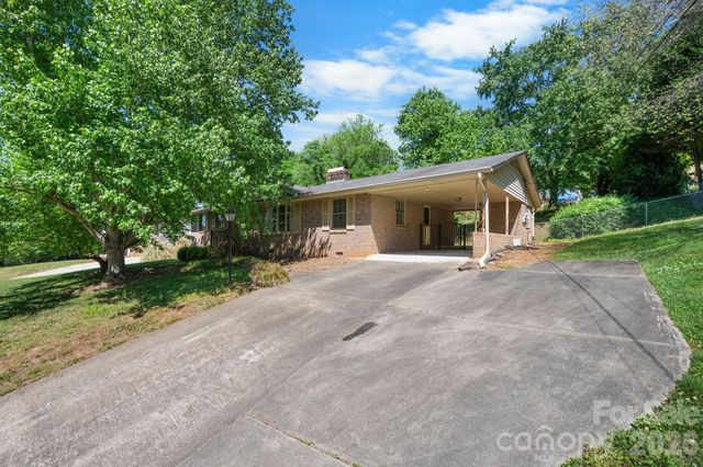 2010 12th Street Drive NW, Hickory, NC 28601