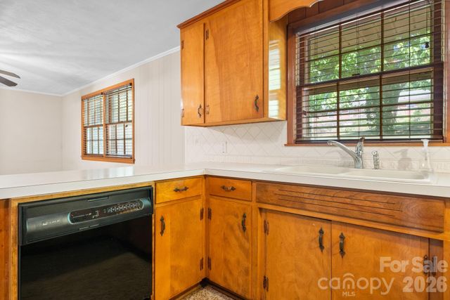 2010 12th Street Drive NW, Hickory, NC 28601