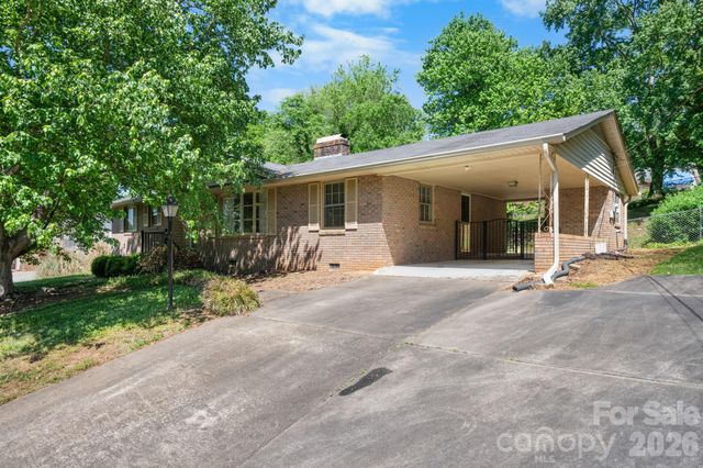 2010 12th Street Drive NW, Hickory, NC 28601