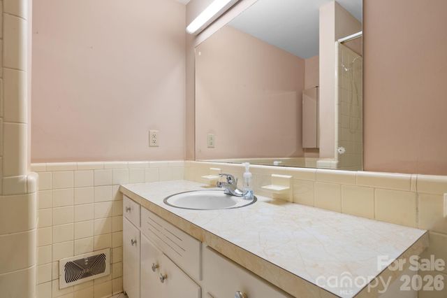2010 12th Street Drive NW, Hickory, NC 28601